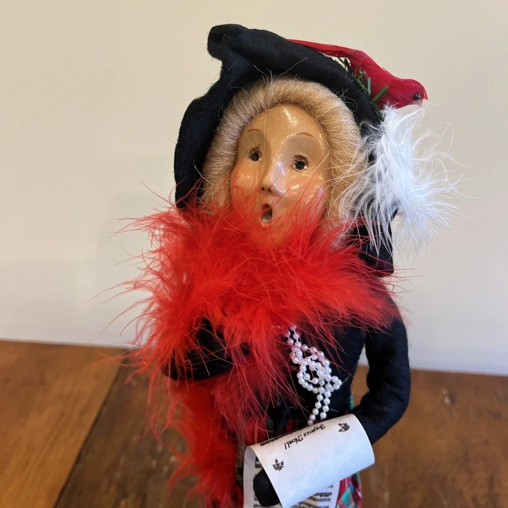 1996 BYERS CHOICE CHRISTMAS CAROLER Blond Hair cardinal, Red Boa Pearls Plaid